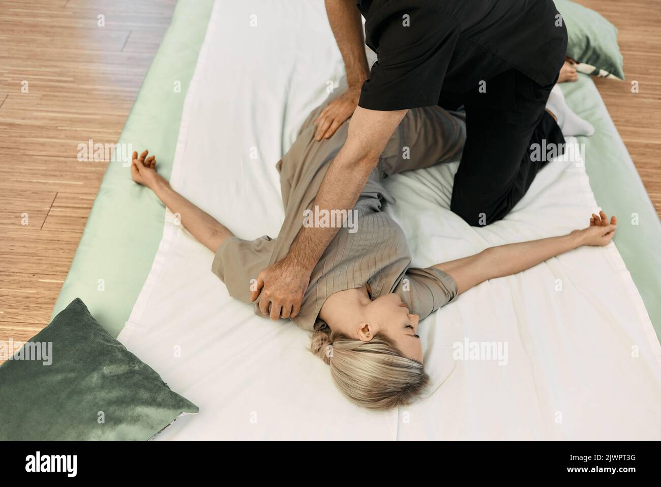 Masseur Massage mit orientalischen Techniken Yumeiho für die Korrektur der Körperhaltung der Frau, Draufsicht. Yumeiho-Therapie Stockfoto