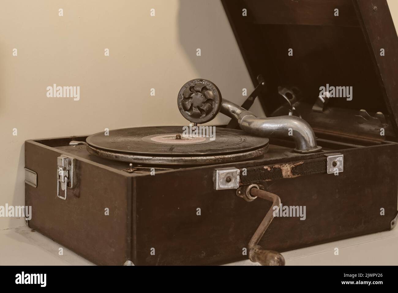 Portable vintage Wind-up akustische Grammophon Leophon.Selective Fokus auf Nadel und alte Scheibe von gealterten Retro-Phonograph. Stockfoto