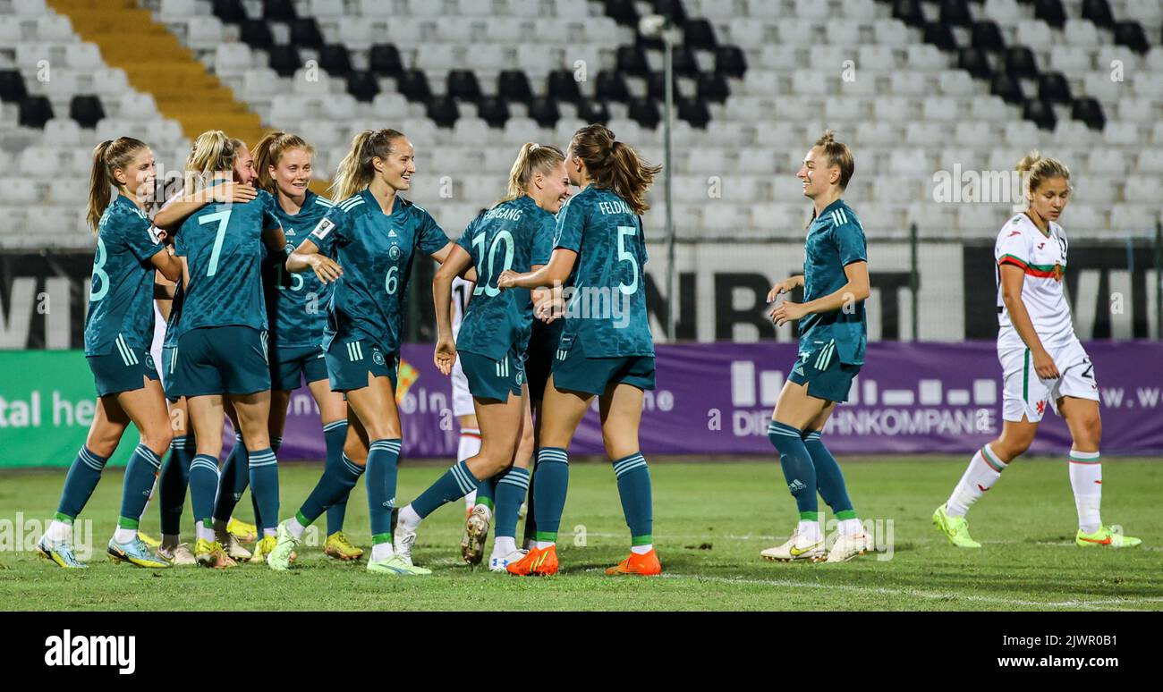 Plowdiw, Bulgarien. 06. September 2022. Fußball, Frauen: Europa-Qualifikationsspieler, Bulgarien - Deutschland, Gruppenphase, Gruppe H, Matchday 10. Deutschlands Spieler feuern ein Tor an, das von ihrem Team erzielt wurde. Quelle: Borislav Troshev/dpa/Alamy Live News Stockfoto
