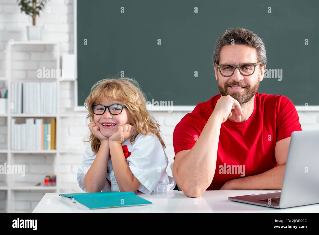 Schüler der Grundschule hat Unterricht. Kid boy mit Lehrer lernen