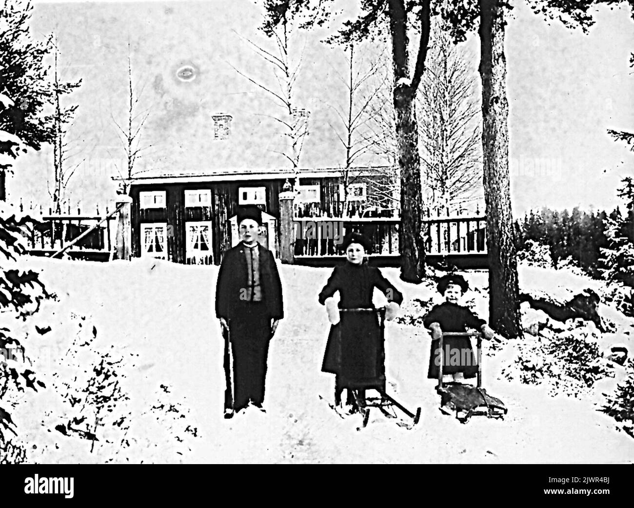 Östansjö, 'Lindbergs' im Hintergrund. Die Kinder sind per Herman Lindberg, Ester und Elvira Lindberg. Foto: Januar 1903. Östansjö, 'Lindbergs' i bakgrunden. Barnen är per Herman Lindberg, Ester och Elvira Lindberg. Foto: Januari 1903. Stockfoto