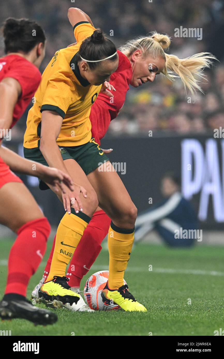 Moore Park, Australien. 06. September 2022. Caitlin Foord von der australischen Frauen-Fußballmannschaft (L) und Adriana Leon von der kanadischen Frauen-Fußballmannschaft (R) in Aktion während Spiel 2 des Freundschaftsspiels Women's International zwischen Australien und Kanada im Allianz Stadium. Endstand: Kanada 2:1 Australien. (Foto von Luis Veniegra/SOPA Images/Sipa USA) Quelle: SIPA USA/Alamy Live News Stockfoto