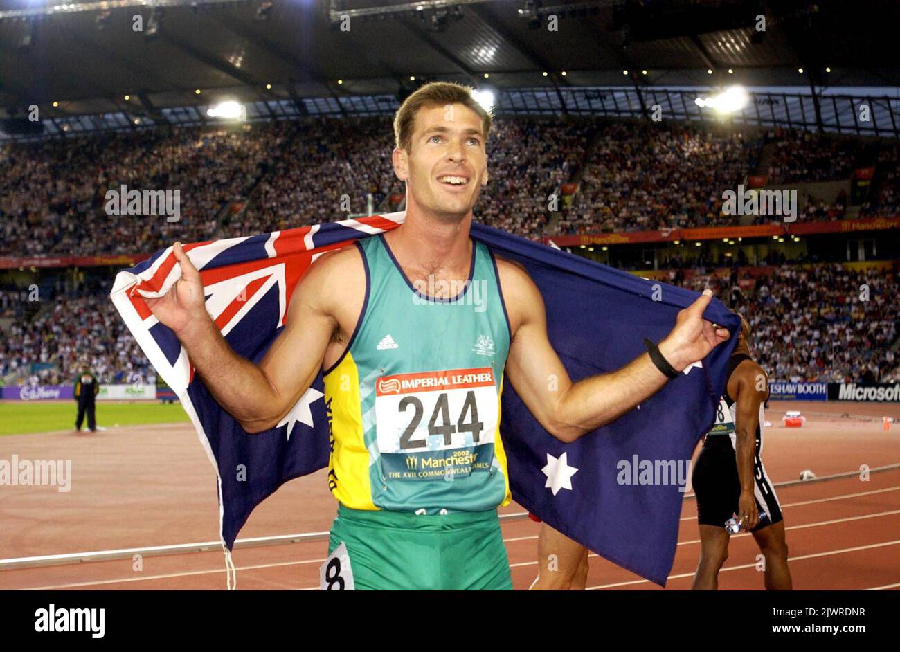 PA-FOTOS / AAP - UK NUR ZUR VERWENDUNG : der Australier Matt McEwen drapierte in die australische Flagge, nachdem er die Silbermedaille im Herrendecatathlon bei den XVII Commonwealth Games in Manchester erhalten hatte. Keine Archivierung, nur für Nachrichtenberichte zu verwendende Bilder, keine kommerzielle Nutzung, keine Verwendung in Büchern ohne vorherige schriftliche Zustimmung von AAP – wenden Sie sich bitte an Ihren PA Account Manager. Stockfoto