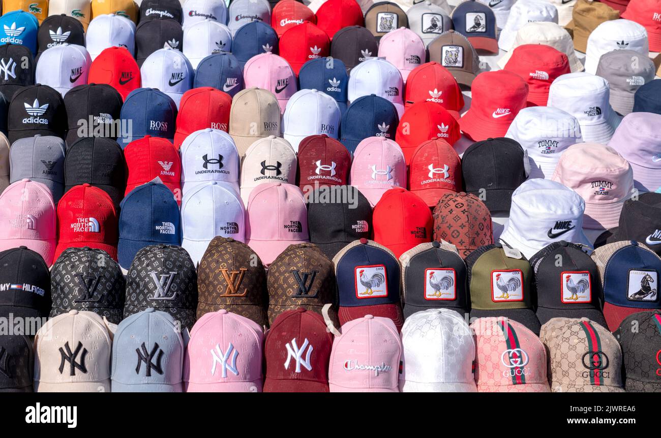 Gefälschte Baseballmützen, mit Markennamen auf illegalem Straßenverkauf. Stockfoto