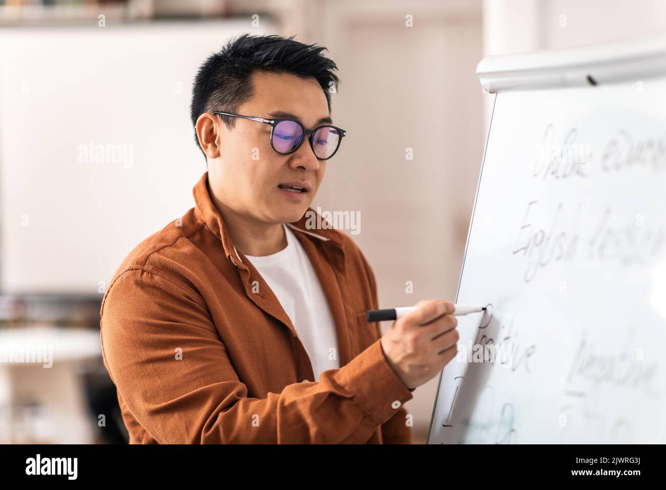 Koreanisch Männlich Lehrer Mit Klasse Schreiben Auf Whiteboard Im Klassenzimmer Stockfoto