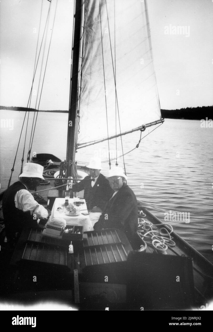 Ingvor, Skaffing. Links Carl Norenberg, in der Mitte Werner Bengtzon und rechts Inhaber Josef Johansson. „Ingvor“, skaffning. Till vänster Carl Norenberg, i mitten Werner Bengtzon och Till höger ägaren Josef Johansson. Stockfoto