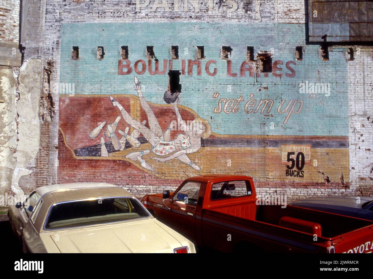 Künstler-Wandgemälde, das eine Retro-Bowling-Szene in der Innenstadt von Los Angeles, CA, 1989 zeigt Stockfoto