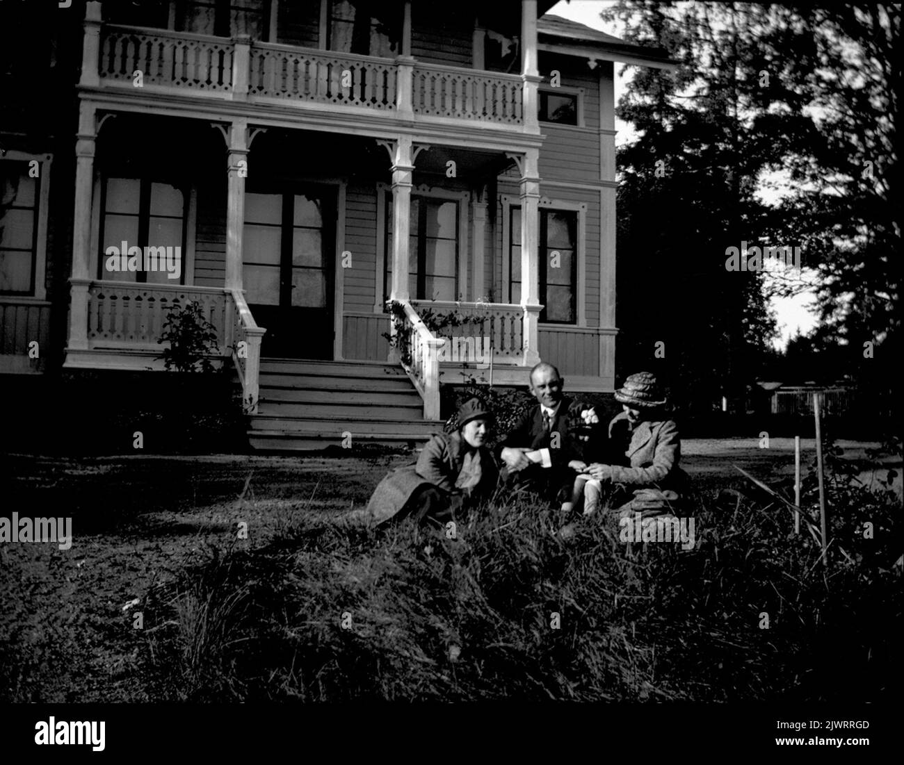 Sommervilla Sjönäs in Norrlandet als Lars Olsson (Vater von Elna Brundin), als Baumeister aktiv, für sich selbst gebaut. Die Villa bleibt noch erhalten. Außerhalb der Villa sind David und Elna Brundin und Elnas Schwester Hanna Olsson zu sehen. Sommarvillan Sjönäs på Norrlandet som Lars Olsson (Elna Brundins FAR), verksam som byggmästare, byggde åt SIG själv. Villan finns fortfarande kvar. Utanför vilran ses David och Elna Brundin samt Elnas syster Hanna Olsson. Stockfoto
