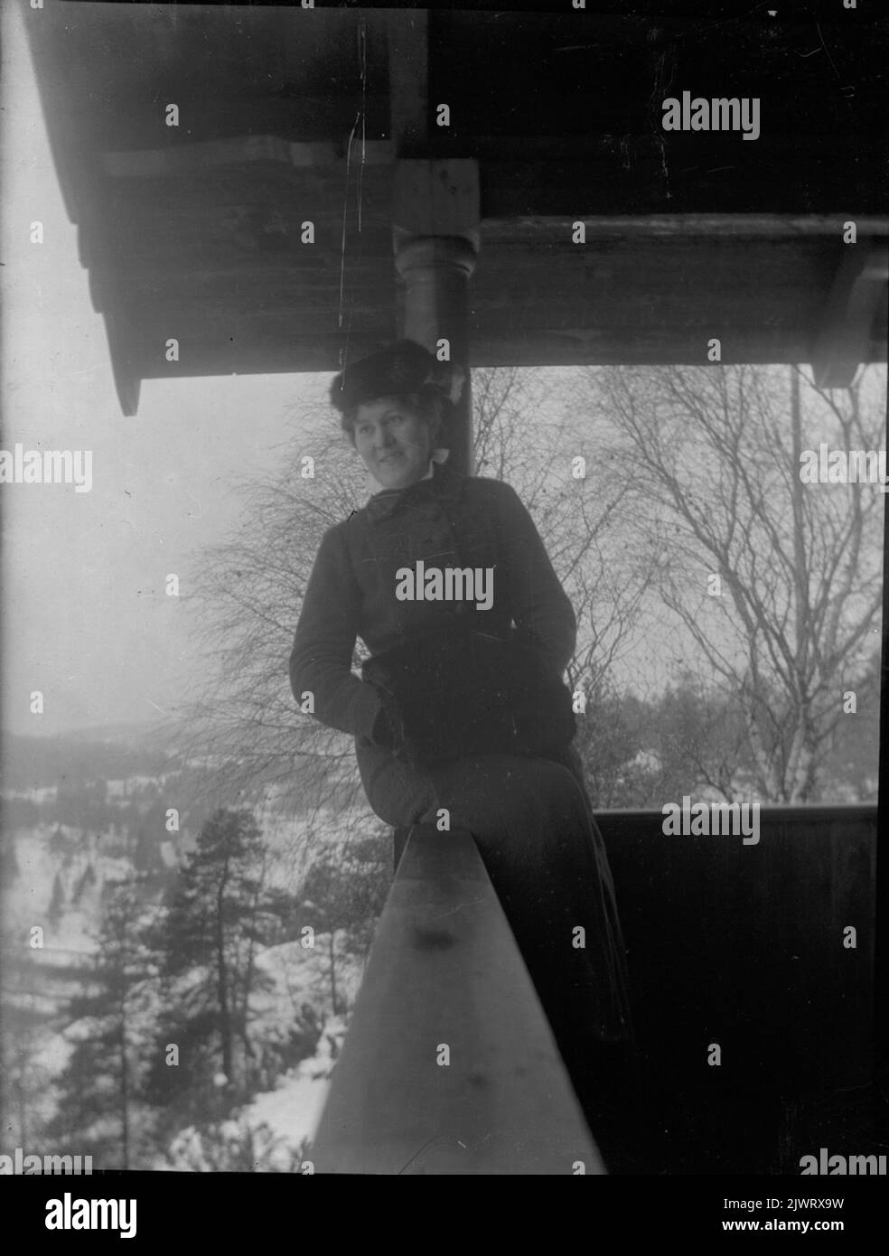 Elna Brundins Schwester Hanna Olsson in einer Härbre in Dalarna. Elna Brundins syster Hanna Olsson i ett härbre i Dalarna. Stockfoto