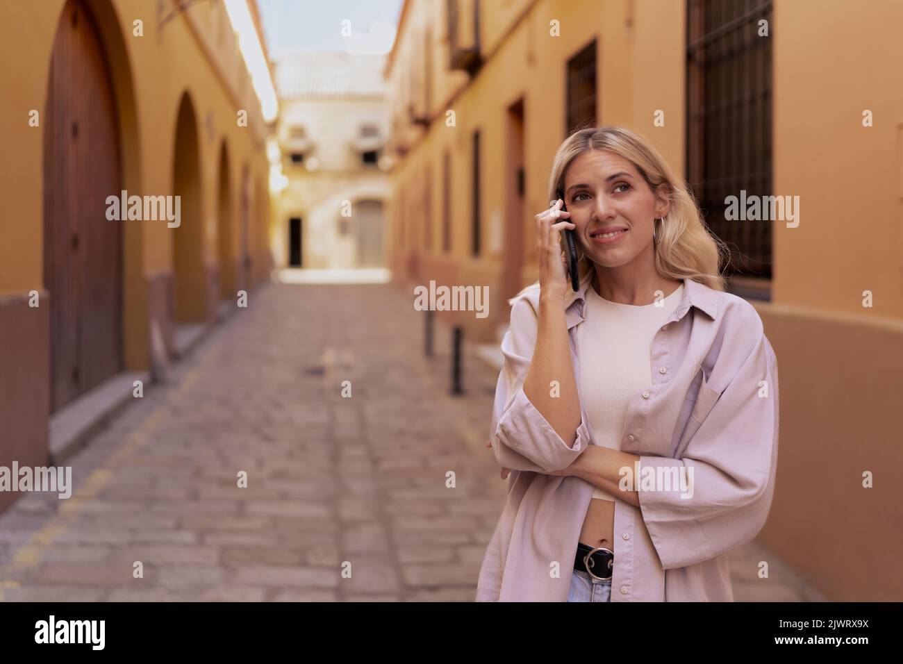 Junge blonde Frau im Gespräch auf Handy.Konzept der Versicherung telefonische Unterstützung. Stockfoto