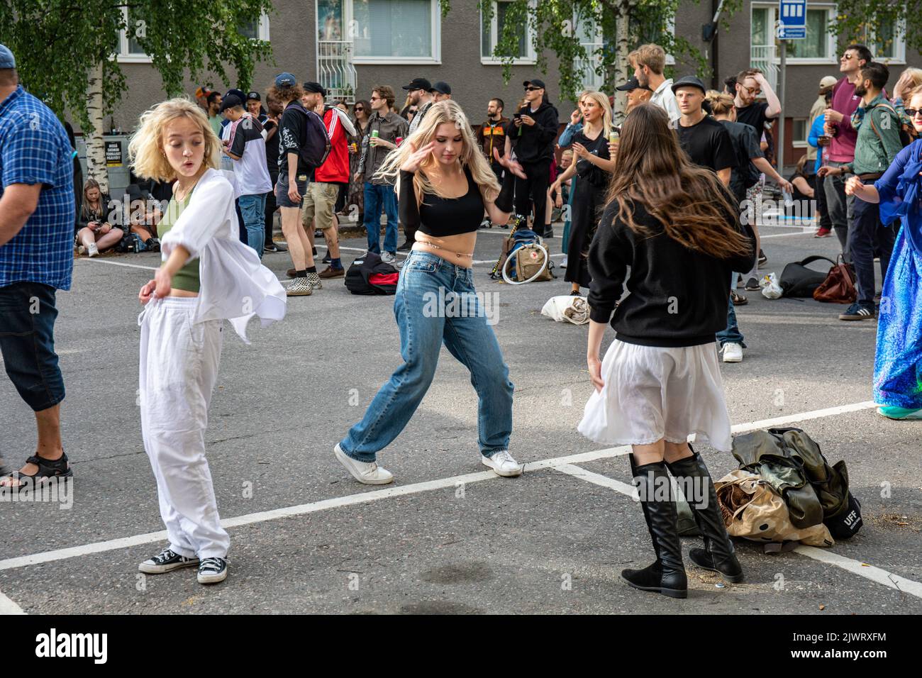 Junge Frauen oder Mädchen, die auf der Kallio Block Party 2022 im finnischen Alpila-Viertel auf der Straße tanzen Stockfoto