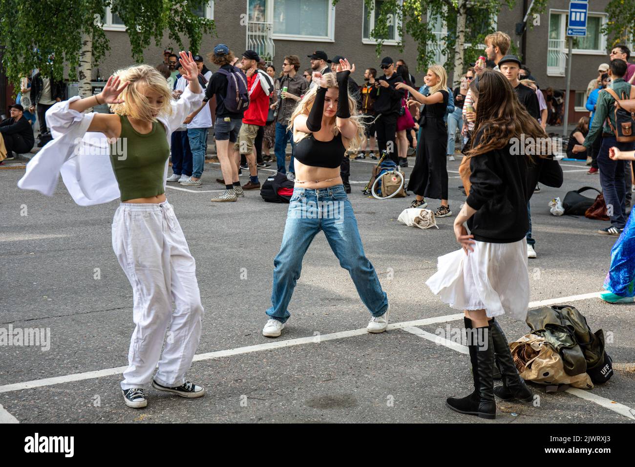 Junge Frauen oder Mädchen, die auf der Kallio Block Party 2022 im finnischen Alpila-Viertel auf der Straße tanzen Stockfoto