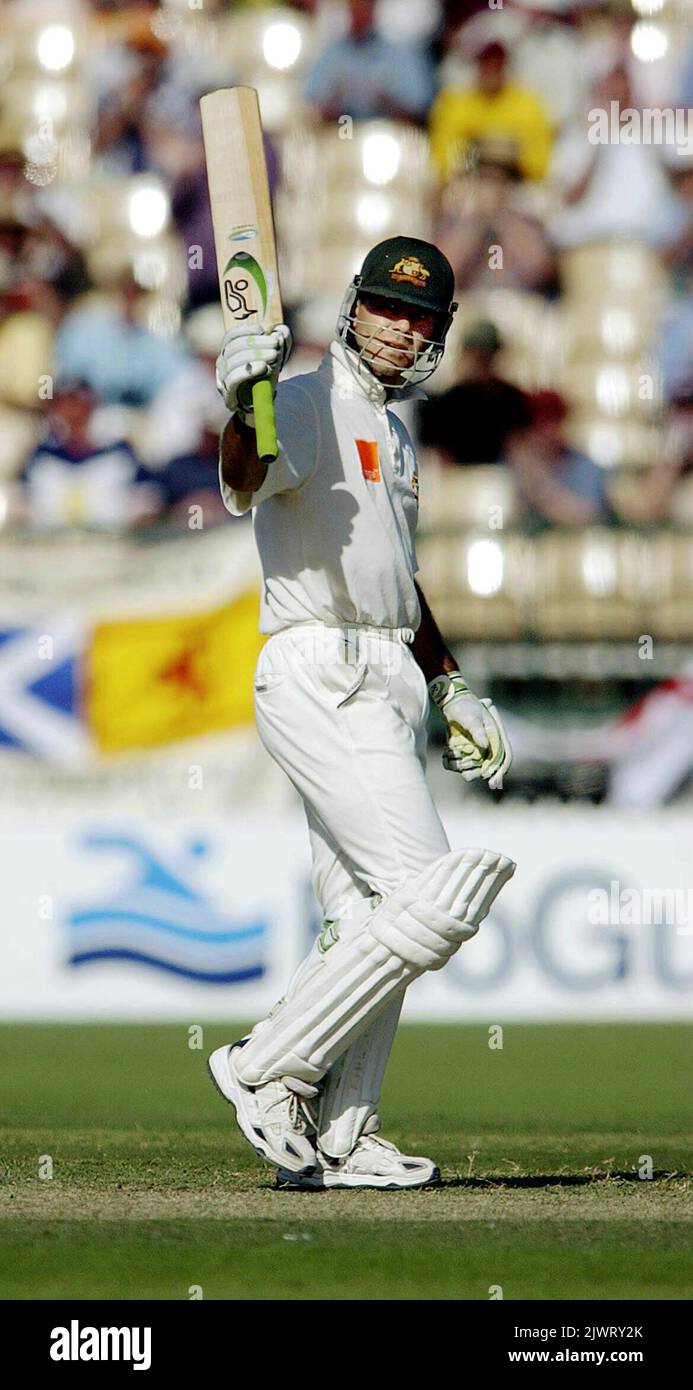 PA FOTOS/AAP - UK USE ONLY : Australiens Ricky Ponting hebt seine Schläger nach seinen 50 Läufen, fuhr er fort, 83 bei Stumps zu machen, in der 2.-Tage-Spiel beim Ashes Cricket Test 2. zwischen Australien und England in Adelaide Oval. Keine Archivierung, nur für Nachrichtenberichte zu verwendende Bilder, keine kommerzielle Nutzung, keine Verwendung in Büchern ohne vorherige schriftliche Zustimmung von AAP – wenden Sie sich bitte an Ihren PA Account Manager. Stockfoto
