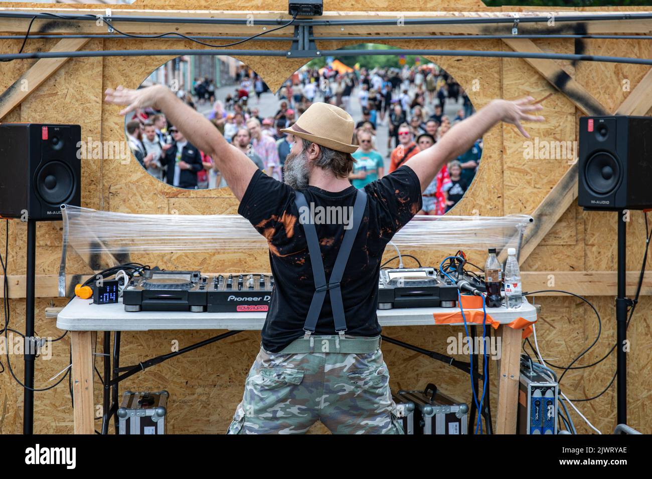 DJ tanzt am DJ-Stand auf der Kallio Block Party 2022 im Alpila-Viertel von Helsinki, Finnland Stockfoto