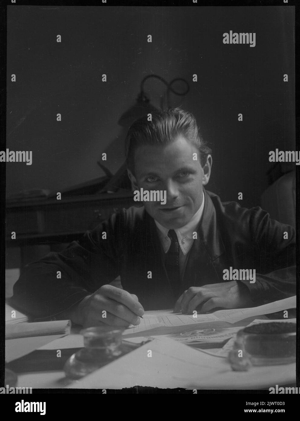 Hanna Olsson, die Schwester von Elna Brundin, kam nach Stockholm und war als Angestellte bei der allgemeinen Feuerlöschfirma beschäftigt. Dies sollte vom Büro aus erfolgen. Der Mann unbekannt. Hanna Olsson, Elna Brundins syster, kom till Stockholm och fick tjänst som kontorist på Städernas allmänna brandstodsbolag. Det här torde vara från kontoret. Mannen okänd. Stockfoto