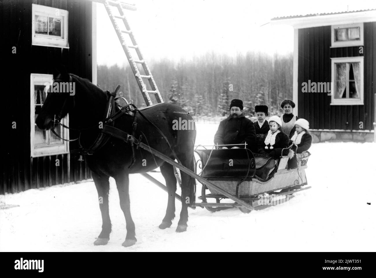 Lundbacka im Wald. Im Schiff im Hintergrund steht Beda Follin. In Gävle heiratete sie den Bruder des Fotografen Forsbäck. Der Altersunterschied betrug 50 Jahre. Lundbacka i Skog. I ekipaget där bak står Beda Follin. Hon blev Gift med fotograf Forsbäcks bror i Gävle. Åldersskillnaden var 50 år. Stockfoto