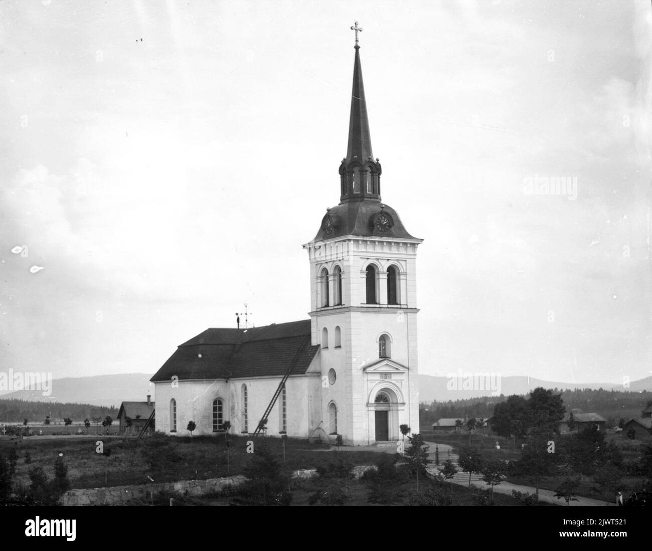 Hanebo Kirche. Überreste einer älteren Kirche aus dem Ende des 12.. Jahrhunderts. Die romanische Kirche wurde Anfang 1300s durch einen großen gotischen Kirchenraum ersetzt. Die Kirche wurde nach Osten erweitert und nach Süden erweitert. Im Jahr 1708 wurden die Fenster vergrößert und das Fensterglas eingefügt. In den Jahren 1776 - 1778 wurde die Kirche nach Norden und Süden mit Kreuzarmen erweitert und wurde zur Kreuzkirche. 1876 wurde ein Kirchturm errichtet, der einen ehemaligen Glockenturm ersetzte, der an der südwestlichen Ecke der Kirche stand. Der Turm wurde aus grauem Stein und Ziegelstein gebaut und mit einer kupferverkleideten Haube und versehen Stockfoto