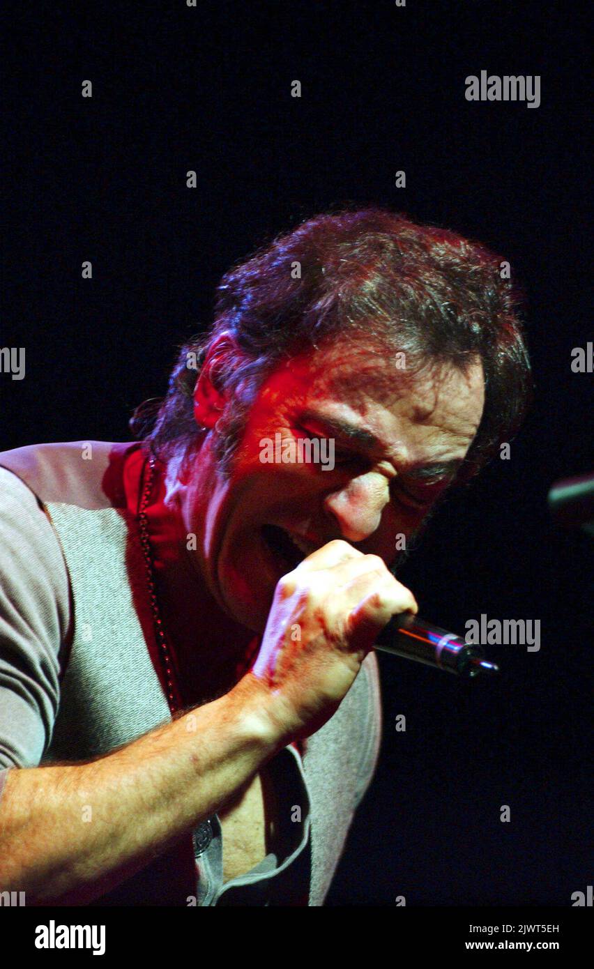 PA-FOTOS / AAP - UK NUR ZUR VERWENDUNG : Bruce Springsteen und die E Street Band spielen ihr erstes australisches Konzert auf der 'The Rising' Tour im Melbourner Telstra Dome. Stockfoto