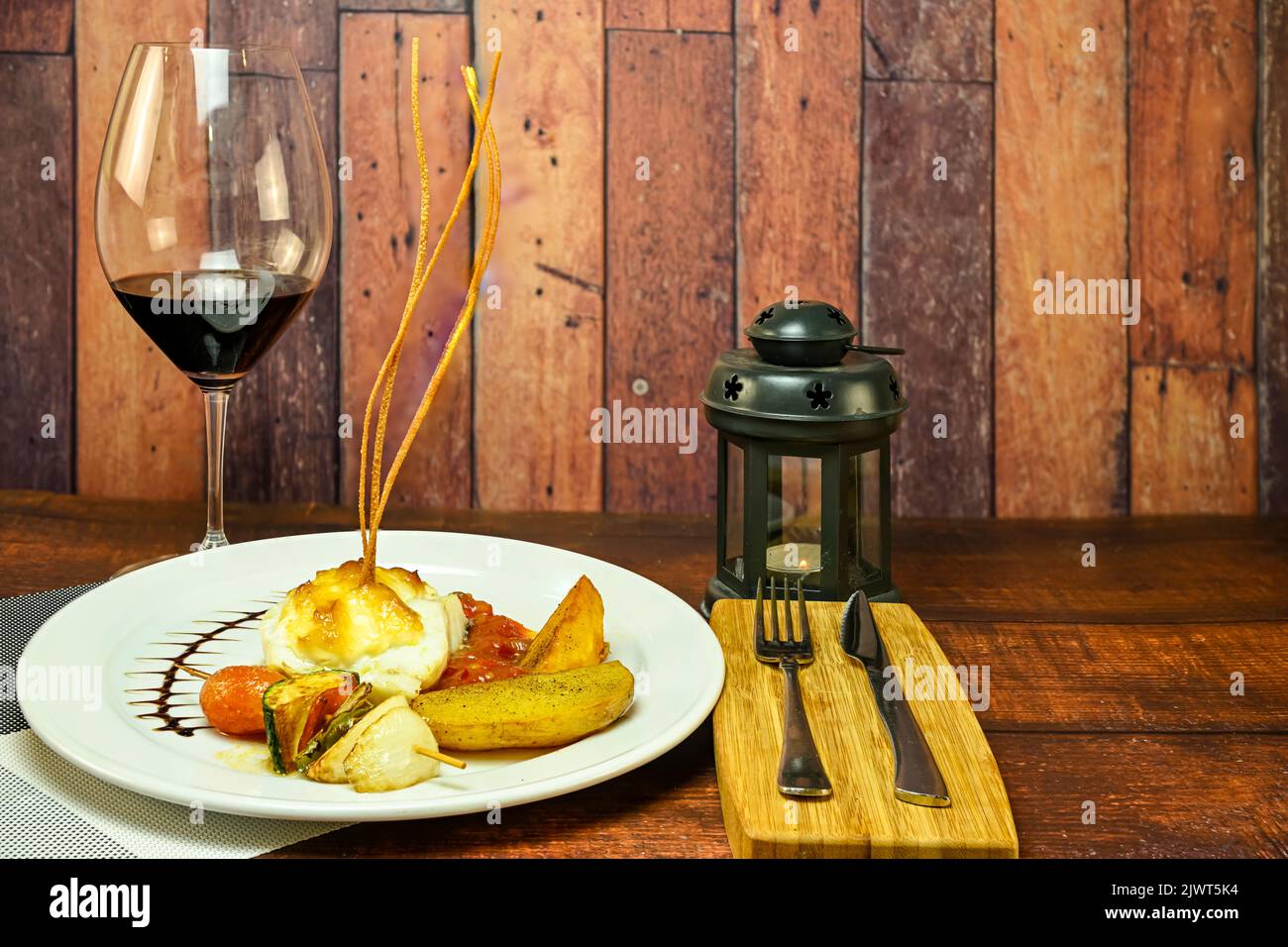 Kabeljau Lende mit au Gratin Apfel Alioli Sauce auf Tomatenconfit. Stockfoto