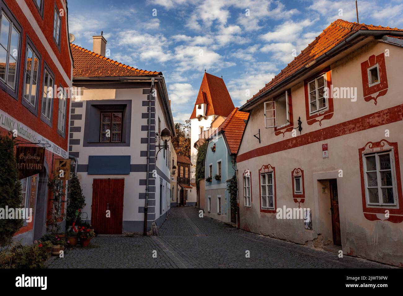 CESKE BUDEJOVICE, TSCHECHIEN - 2. SEPTEMBER 2022: Alte Straßen der berühmten tschechischen Stadt. Stockfoto