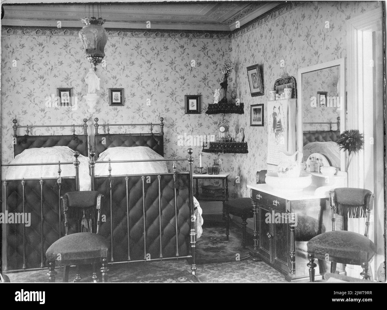 Interieur, Schlafzimmer, bei der Familie Björk. Foto im Jahr 1898. Interiör, sängkammare, hos familjen Björk. Foto år 1898. Stockfoto
