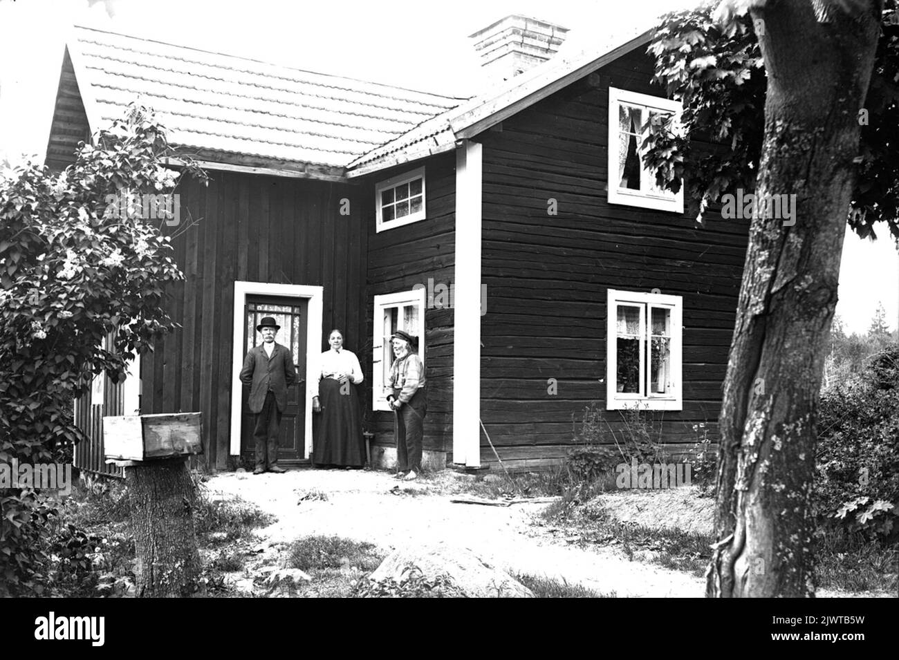 Åsmundshyttan 5: 7. Von links Johan Wretling 12. Oktober 1856, 11. Dezember 1934, Haushälterin Margta Persdotter B. 14. Januar 1869 d. 6. März 1933, der Mieter in der Hütte per Erik Andersson-Lund. Åsmundshyttan 5:7 Uhr. från vänster Johan Wretling 12 oktober 1856 d. 11. dezember 1934, hushållerskan Martta Persdotter f. 14 Januar 1869 d.. 6 mars 1933 hyresgästen i stugan per Erik Andersson-Lund. Stockfoto