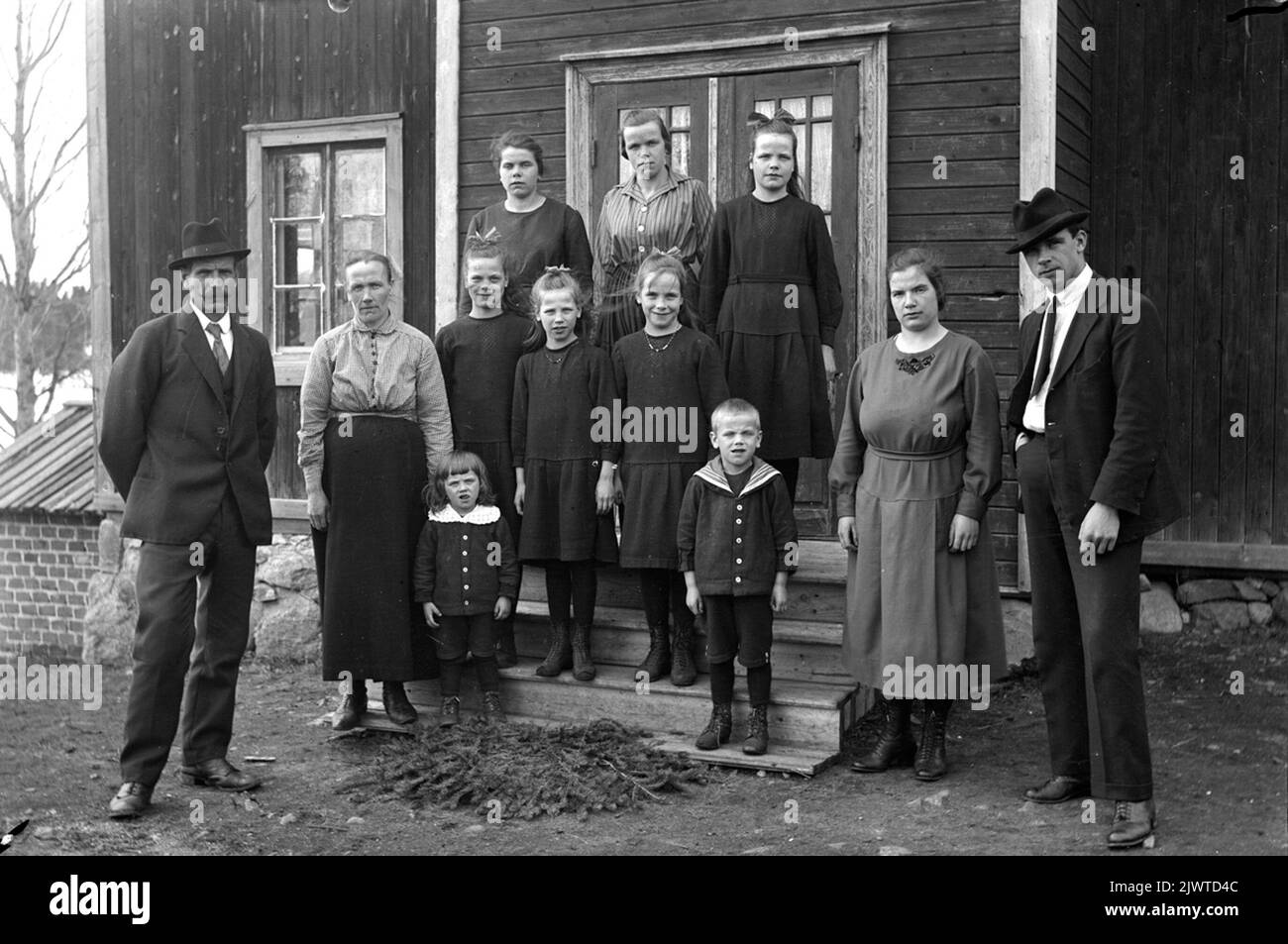 Mason A. W. Alm mit Familie. Von links anders Wilhelm Alm B. 28. November 1875 am 24. Mai 1952 ist Karin Östlund-Olm B.. 4 Dezember 1876 d. 14. Juli 1935. An der Spitze der Treppe Linnea B. 22. September 1906, Karin B.. 18. Oktober 1908, Nancy F . 12. März 1908. Unter Stina B. 10. April 1910 (Zwilling), Märta B. 15. Oktober 1911, Brita B. Neben der Treppe Frida B. 7. April 1902, 2. August, 1900. Juli. Am unteren Ende der Treppe Göran B. 15. September 1918, Sune B. 23. März 1916. Murare A. W. Alm med familj. från vänster anders Wilhelm Alm f. 28 november 1875 d. 24. Mai 1952, Karin Östlund-Alm f. 4 dez Stockfoto