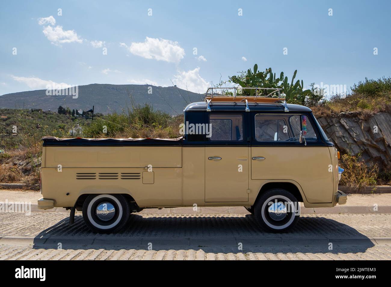 Cadaques, Spanien, 1. August 2016. Klassischer Volkswagen Pickup mit Dachgepäckträger Stockfoto