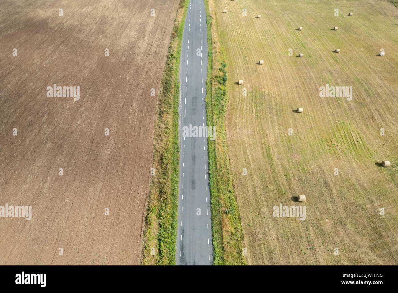 Felder und eine Straße von oben Stockfoto