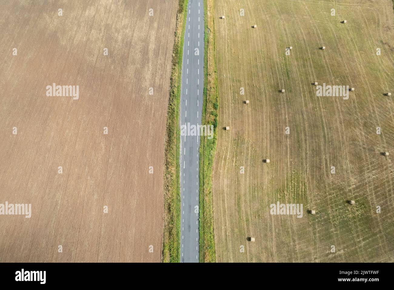 Felder und eine Straße von oben Stockfoto
