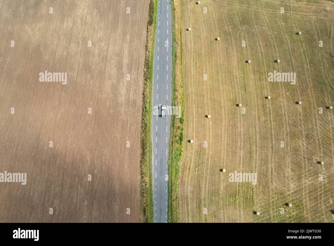 Felder und eine Straße von oben Stockfoto