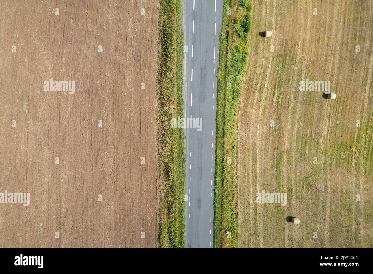 Felder und eine Straße von oben Stockfoto