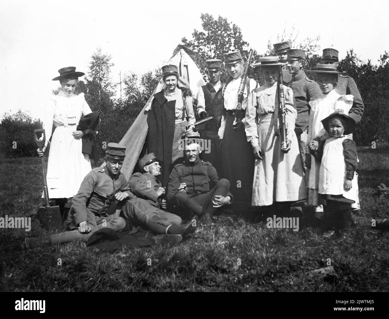 Das Militär erhält Besuche im Zeltlager Militärerna får besök i tältlägret Stockfoto