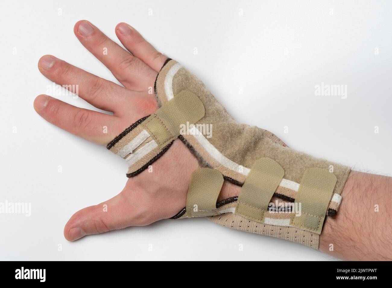 Verbandsmaterial auf verletzter Hand isoliert auf weißem Studiohintergrund. Schmerzen in der Hand nach der Verwendung der Computermaus Stockfoto