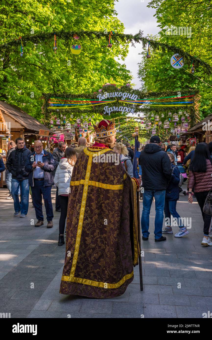 Mann in einem Kap auf einem Markt in Lemberg, Ukraine Stockfoto