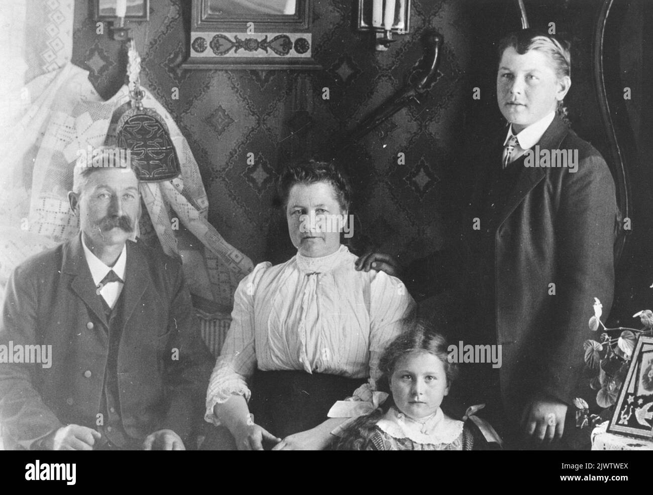 Die Familie Åsberg im Jahr Hybo.fr.v. Per Åsberg, Ehemann Anna Åsberg, Tochter Anna, (g. Lorentzon) Sohn per Familjen Åsberg i Hybo.Fr. v. Per Åsberg, Makan Anna Åsberg, Dottern Anna, (g. Lorentzon) Sonen Per Stockfoto