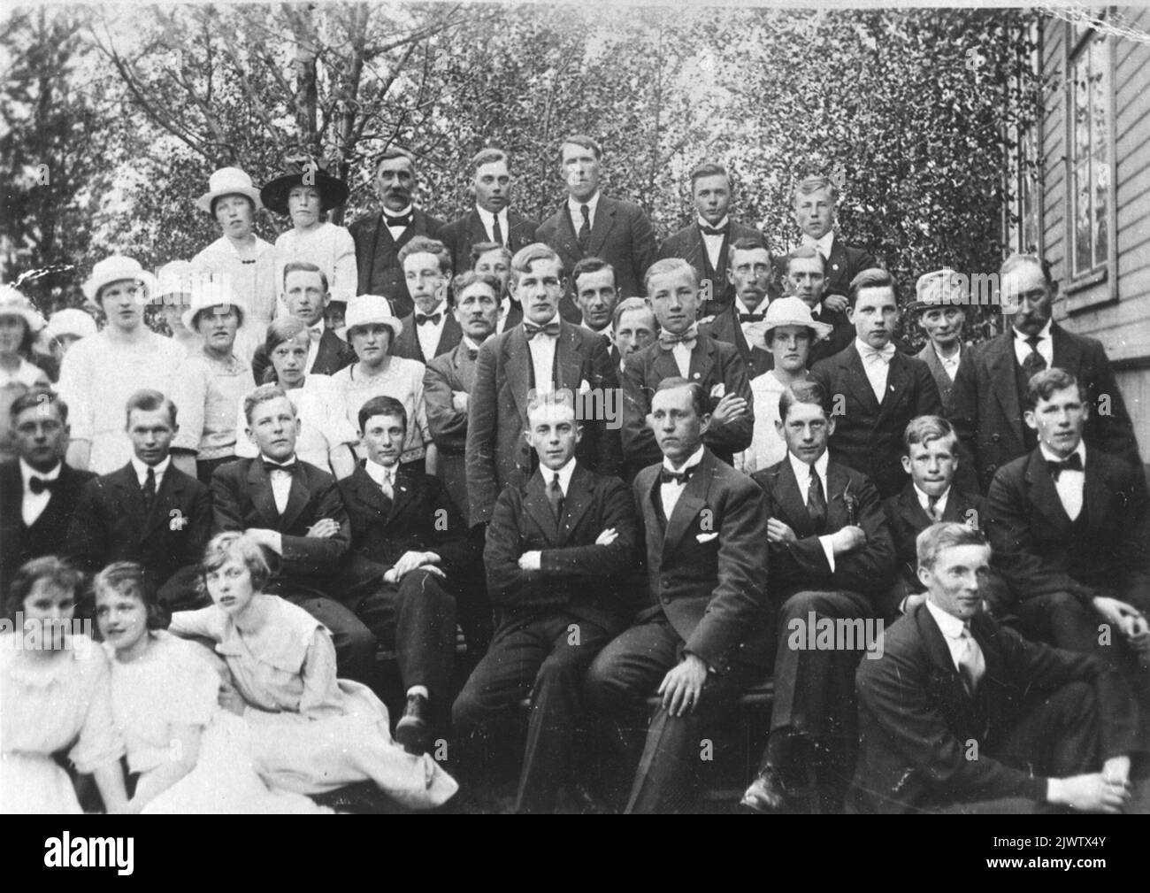 Mitglieder der Lodge arbeiten zu Hause. Hybo. Foto aus ca. 1920övre Reihe: 1?, 2 Berta Björk, 3 Axel Wåhllberg, 4 Josef G. 5 Kalle Glass, 6 Kalle, 7 Forest, Nächste Reihe: 8?, 9?, 10 Beda Bengtsson, 11 Hulda Boman, 12 Vinberg, 13 Vera Enbblom, 14 Otto Broman, 15 Vinberg, 16?, 17 Olle Edbom, 18 Ivar Skog, 19 Kalle Andersson, 20 Per Bengtsson, 21 Svensson, 22, August Bolin, 23 Hillevi Sv. 24. Edor Svensk. 25 Holger Svensson, 26 Lotten Gustafsson, '7 Albert Gustafsson. Signe Edlund, 38 Edit Engblom, 39 A. Nyman, 40 Göransson. Medlemmar i Logen, Arb.Hem. Hybo. Foto från omkr. 1920Övre Rad: 1 ?, 2 Berta Björ Stockfoto