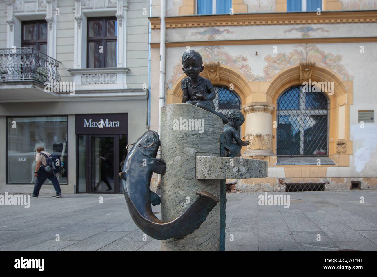 Lodz, Polen - 7. August 2022: Kinder- und Fischbrunnen in Łódź, Polen Stockfoto