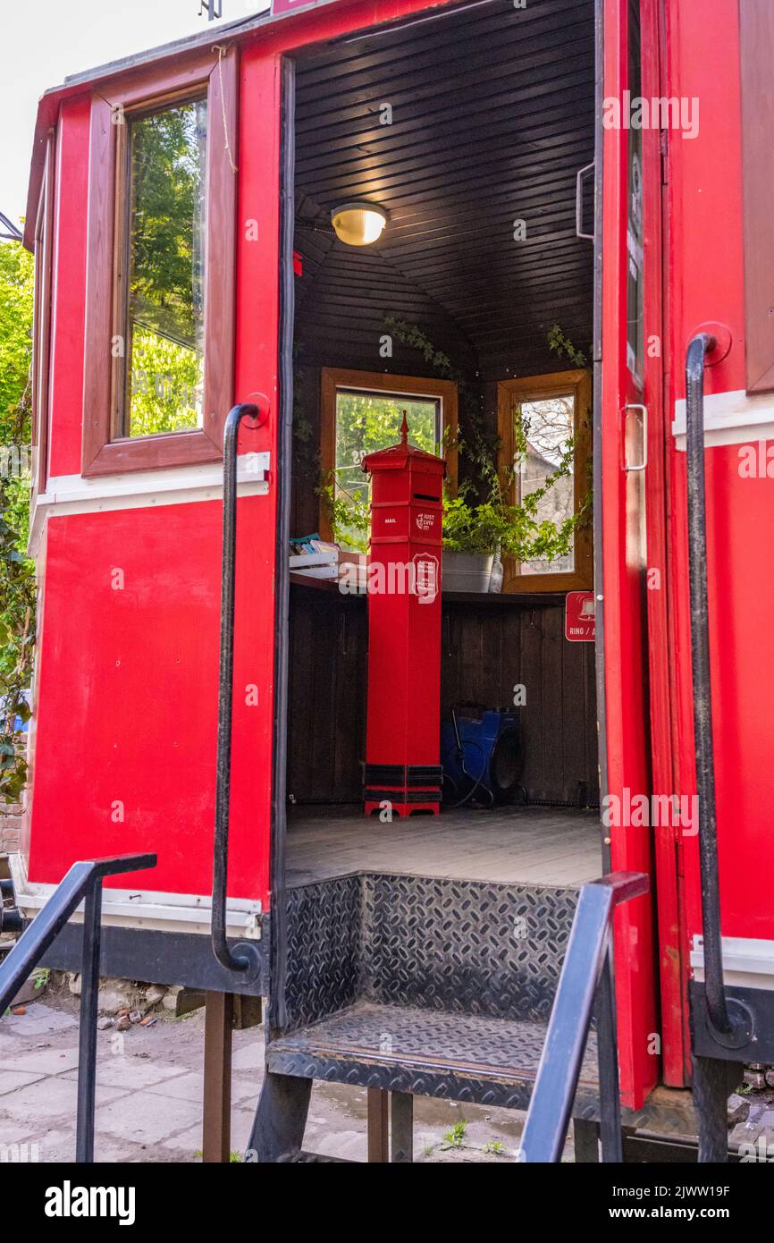 Altes rotes Straßenbahncafé in Lviv, Ukraine Stockfoto
