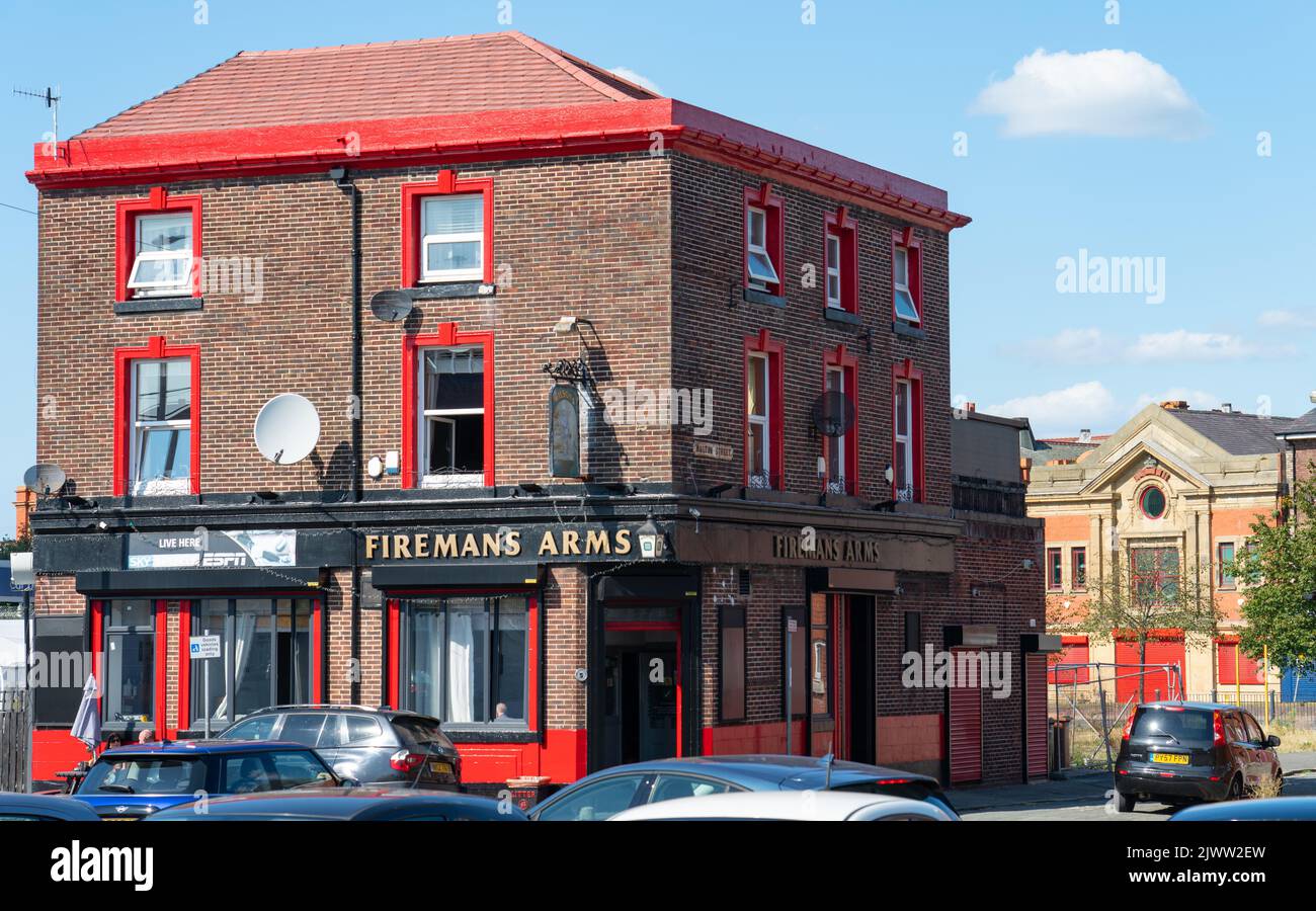The Fireman's Arms Pub, 36 Oliver Street East, Birkenhead, Wirral. Ein denkmalgeschütztes Gebäude der Klasse 2, das hier am 1. September 2022 aufgenommen wurde. Stockfoto