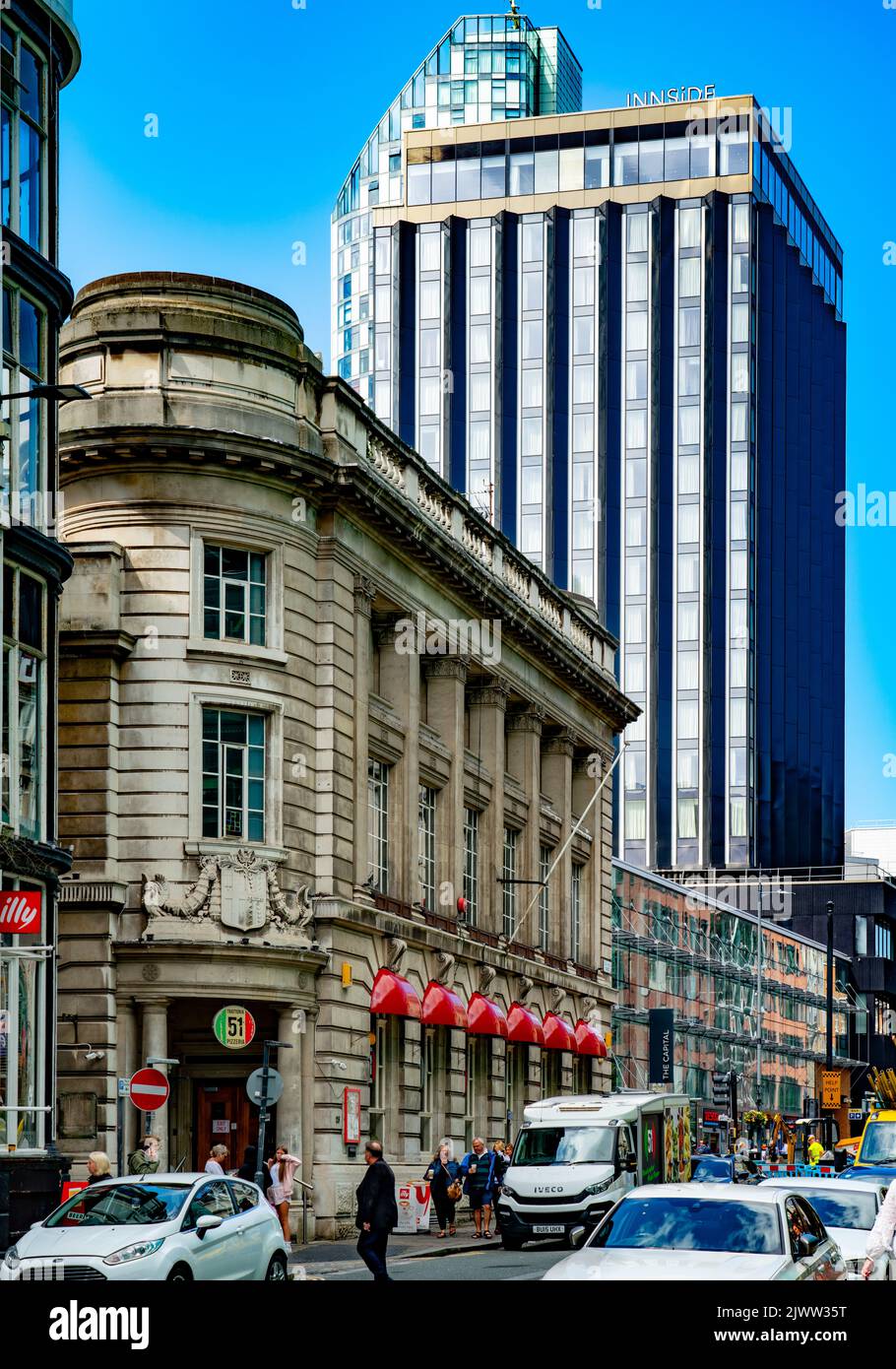 Trattoria 51 Restaurant, 25-31 Old Hall Street, Liverpool. Ursprünglich eine Midland Bank. Das Innside Hotel überragt die älteren Gebäude. Stockfoto