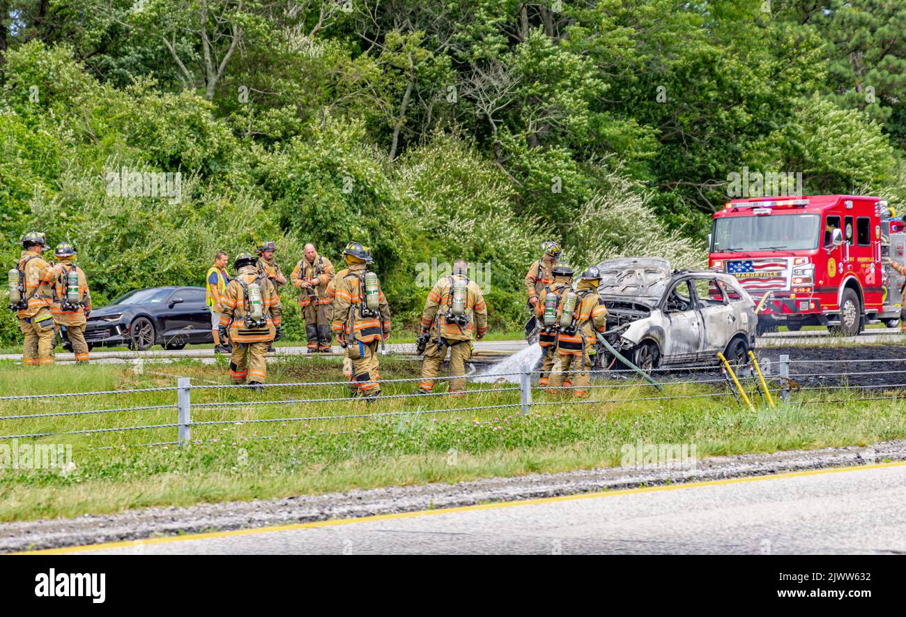 Feuerwehrmann bei einem Autofeuer am 495 auf Long Island, NY Stockfoto