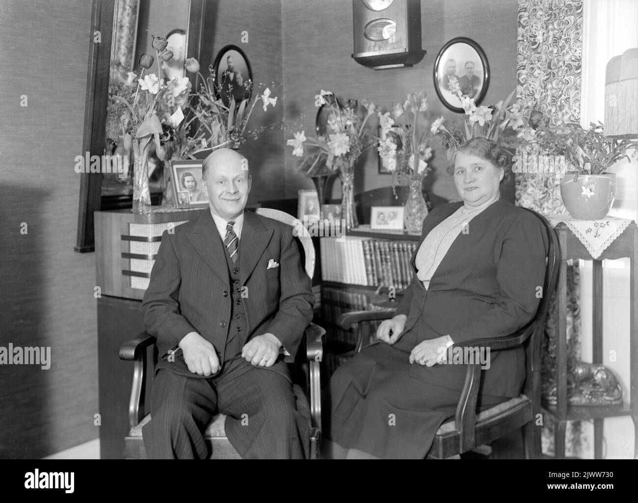 Sjögrens Schwiegervater mit Ehefrau (?), Nyvall. Foto im April 1944. Sjögrens svärfar med fru (?), Nyvall. Foto i april 1944. Stockfoto