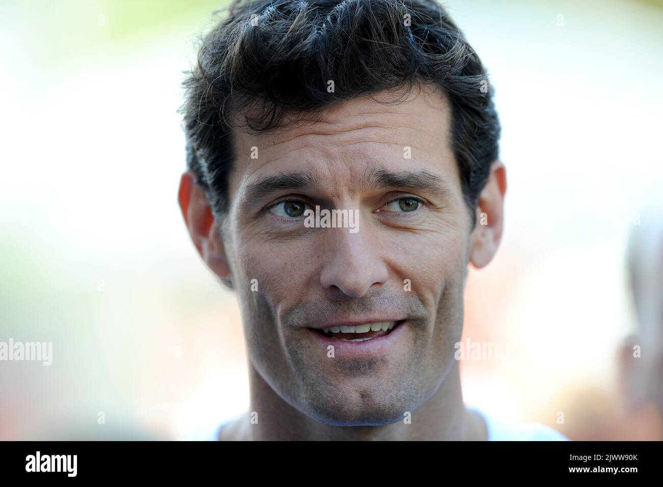 Der ehemalige Formel-1-Fahrer Mark Webber chattet mit wartenden Medien ...