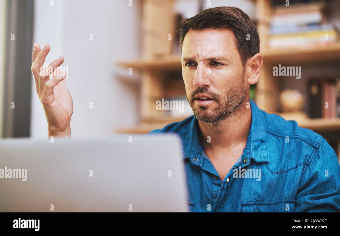 Was bedeutet das überhaupt: Ein Geschäftsmann, der zu Hause ein wenig frustriert wirkt. Stockfoto