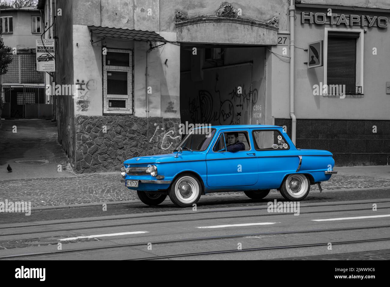 Altes Auto in der Straße Lviv, Ukraine Stockfoto