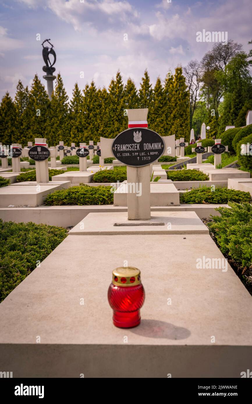 Kerze auf einem Grab in Lwiw, Ukraine Stockfoto