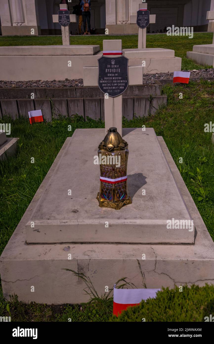 Kerze auf einem Grab in Lwiw, Ukraine Stockfoto