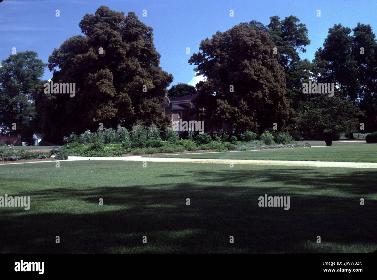 Surry VA USA 9/1993. Bacon’s Castle. Bacon's Castle, oder 'Allen's Brick House' oder das 'Arthur Allen House' befindet sich in Surry County, Virginia, USA. Es ist die älteste dokumentierte Ziegelwohnung in den heutigen Vereinigten Staaten. Es wurde 1665 erbaut und gilt als ein äußerst seltenes Beispiel jakobischer Architektur in der Neuen Welt. Das Haus wurde als "Bacons Burg" bekannt, weil es als Festung oder "Burg" von den Anhängern von Nathaniel Bacon während der Rebellion von Bacon im Jahr 1676 besetzt wurde. Im Gegensatz zur populären Folklore lebte Bacon jedoch nie in Bacons Schloss. Stockfoto