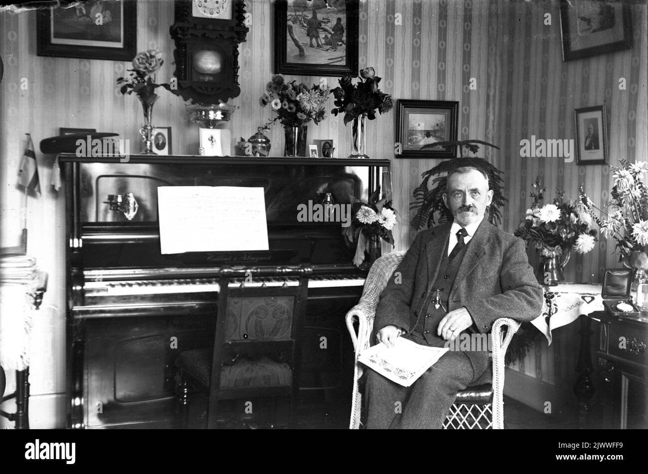 Geburtstag, Mann am Klavier. Födelsedag, Mann mit Klavier. Stockfoto